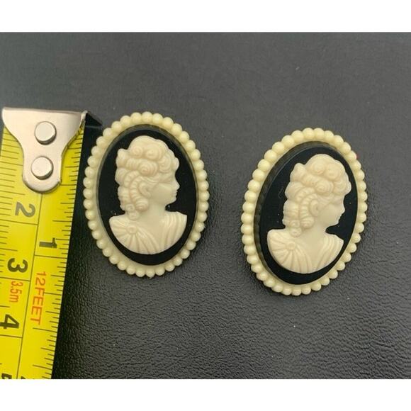 Vintage Black And Ivory Pierced Cameo Earrings Romatic Beauty - Picture 3 of 4
